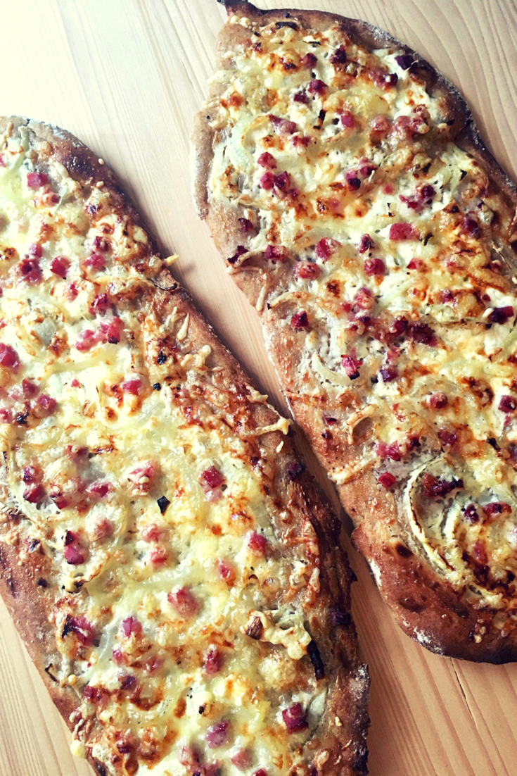 Flammkuchen, Denette, Dinnele, Blooz, Salzekuchen, Rahmfladen, Fladen, Währe, Plootz, Ploatz, Bloads, Fladenbrot