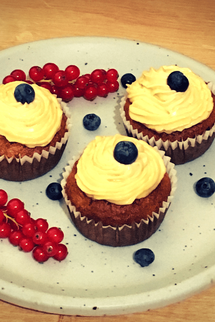 Karotten-Nuss-Cupcakes mit Frischkäsetopping • ...more than just food!