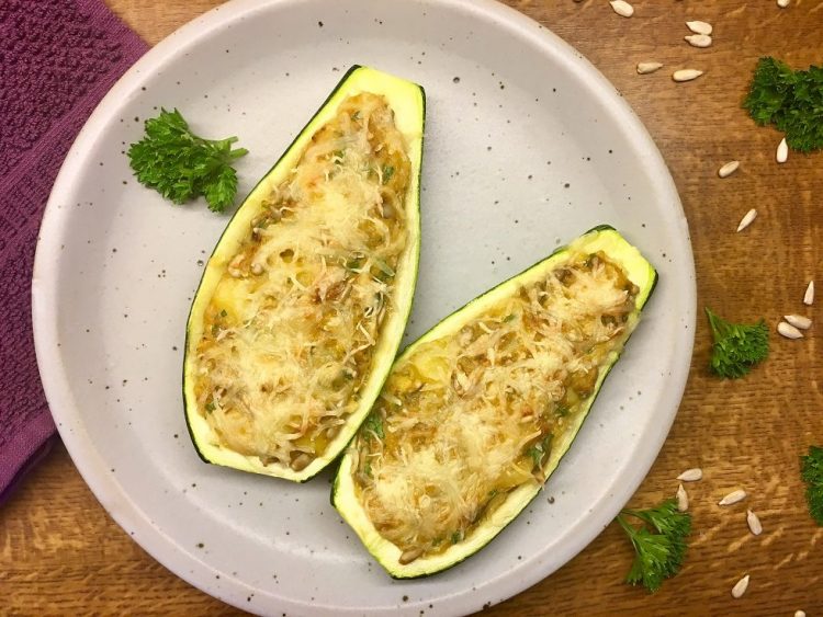 Gefüllte Zucchini, Kartoffel, Emmentaler. Sonnenblumenkerne